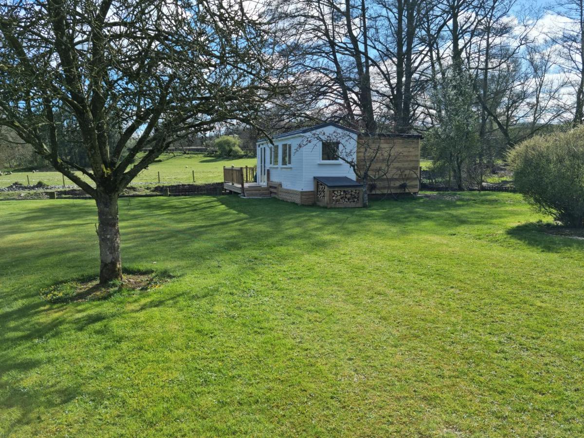 ホテル Riverside Cabin At Pen-Y-Bont Mill オスウェストリー エクステリア 写真