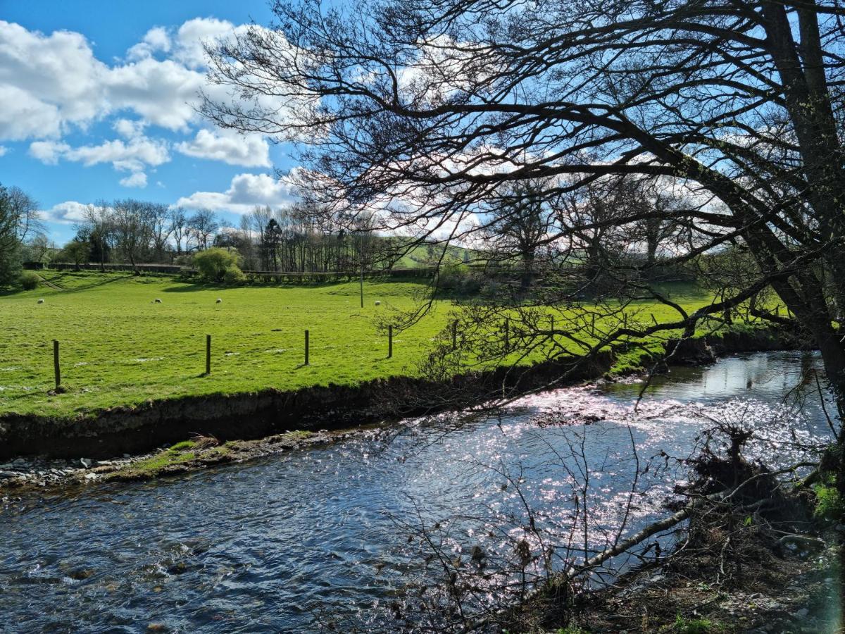 ホテル Riverside Cabin At Pen-Y-Bont Mill オスウェストリー エクステリア 写真